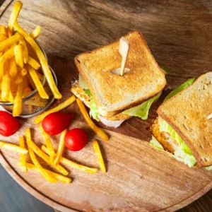Sandwich Club cu Cartofi Prăjiți