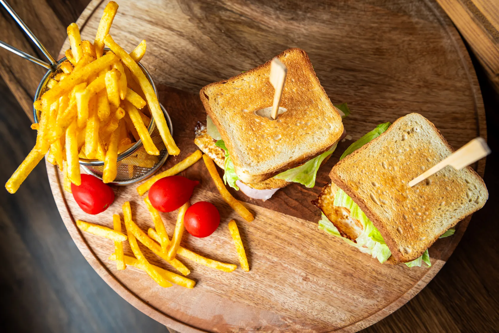 Sandwich Club cu Cartofi Prăjiți