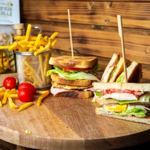 Sandwich Club cu Cartofi Prăjiți