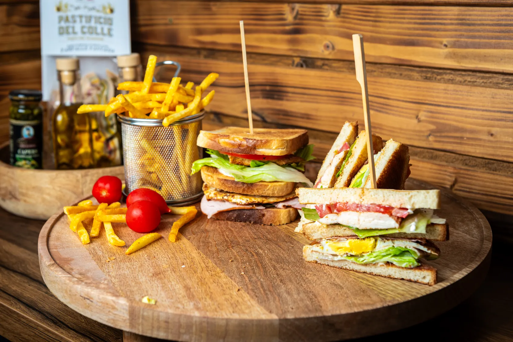 Sandwich Club cu Cartofi Prăjiți