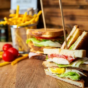 Sandwich Club cu Cartofi Prăjiți