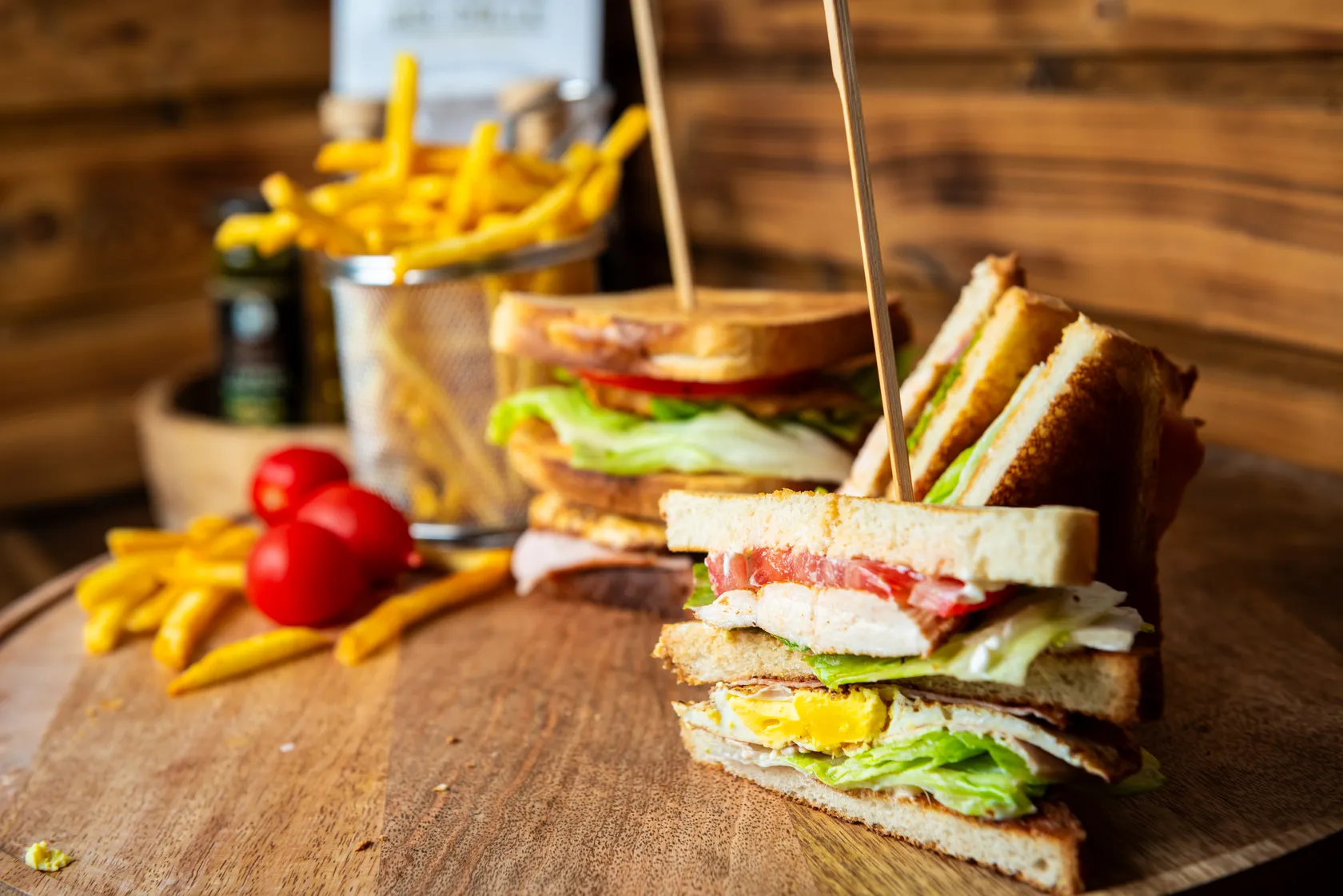 Sandwich Club cu Cartofi Prăjiți