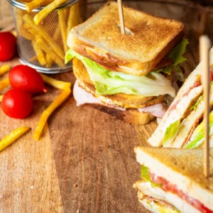 Sandwich Club cu Cartofi Prăjiți