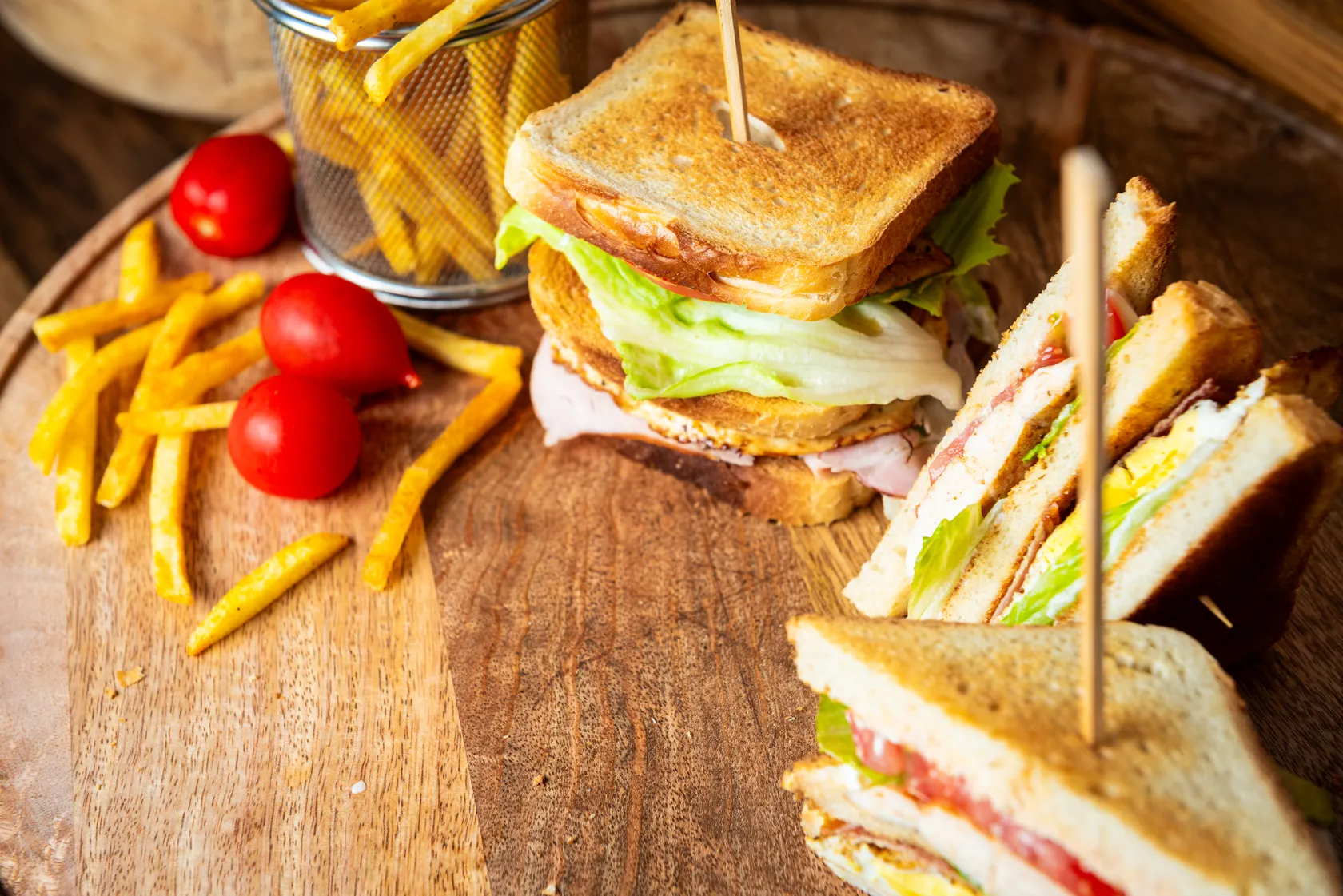 Sandwich Club cu Cartofi Prăjiți